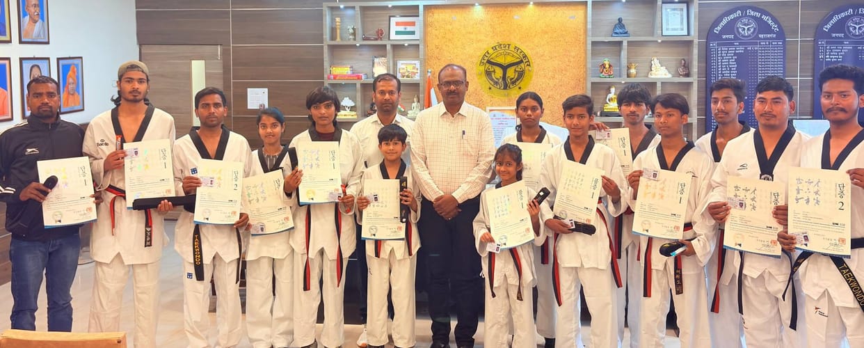 16 Taekwondo players received black belts and certificates.
