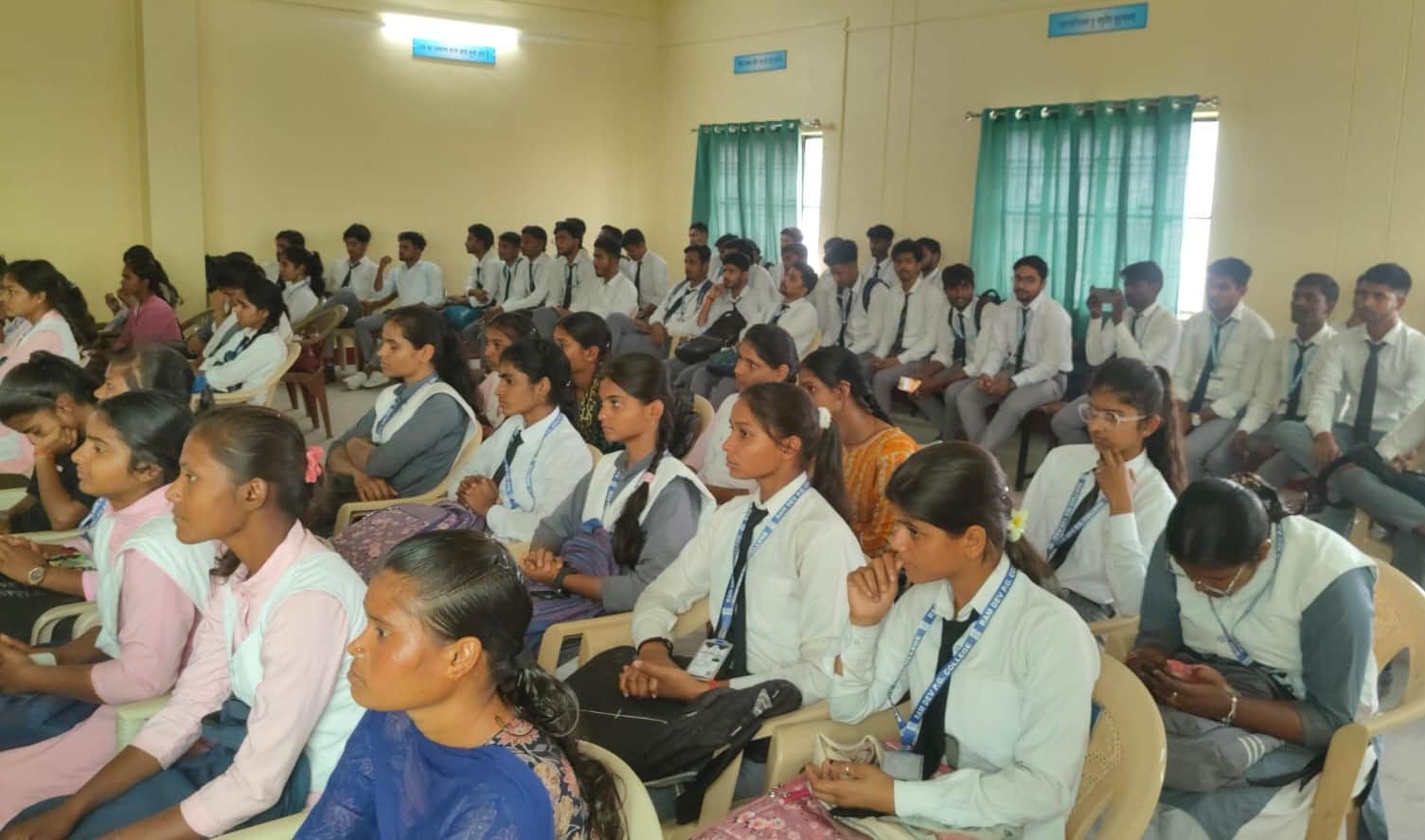 डीघ के पीजी कॉलेज में मानसिक स्वास्थ्य कार्यक्रम में बैठे छात्र-छात्राए। स्रोत विभाग