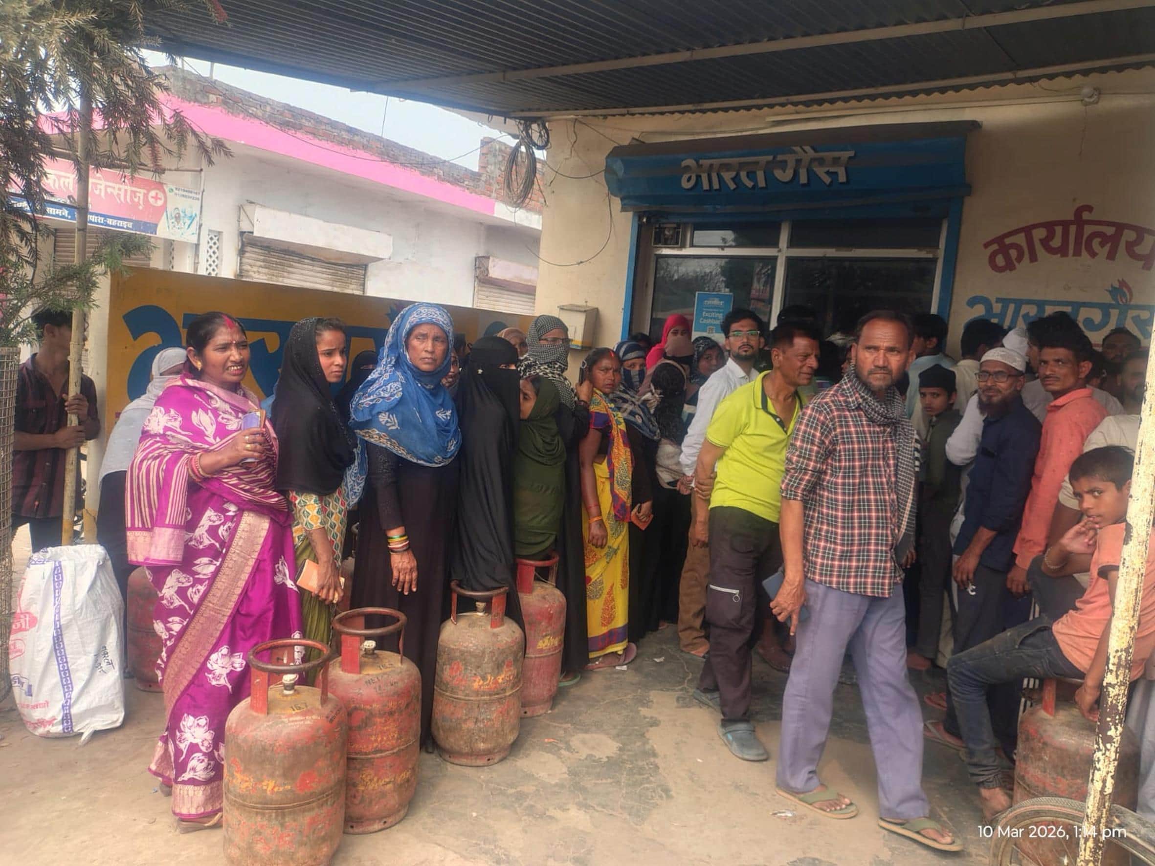 एजेंसी पर लगी महिलाओं की लाइन।