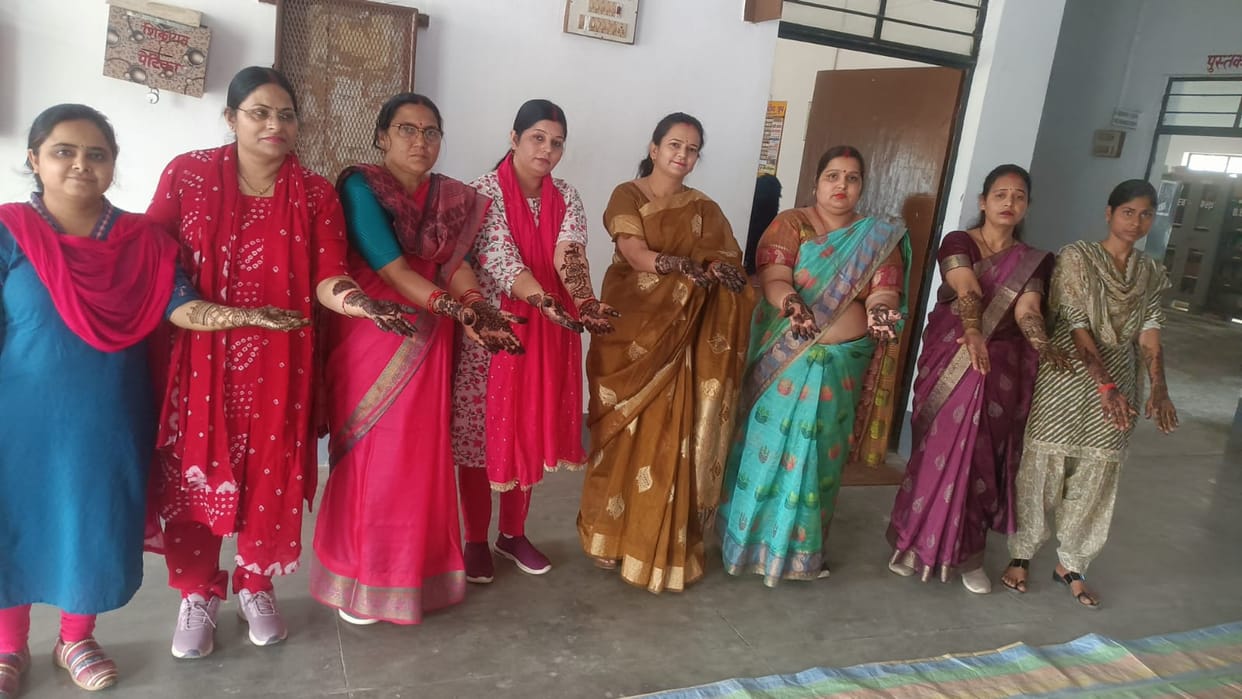 Razia tops in Mehndi competition, Kajal second