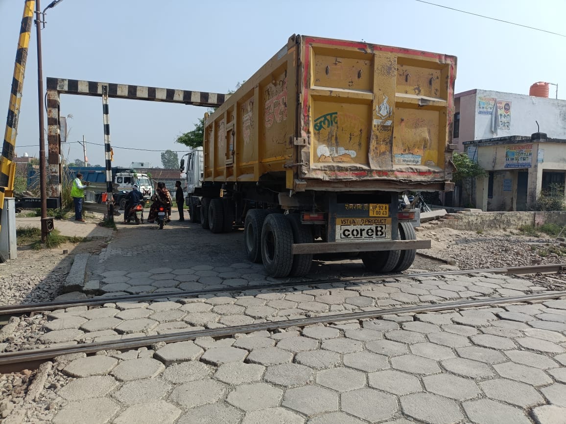 A dumper loaded with gravel broke down at a railway crossing, leaving Vande Bharat stationary.