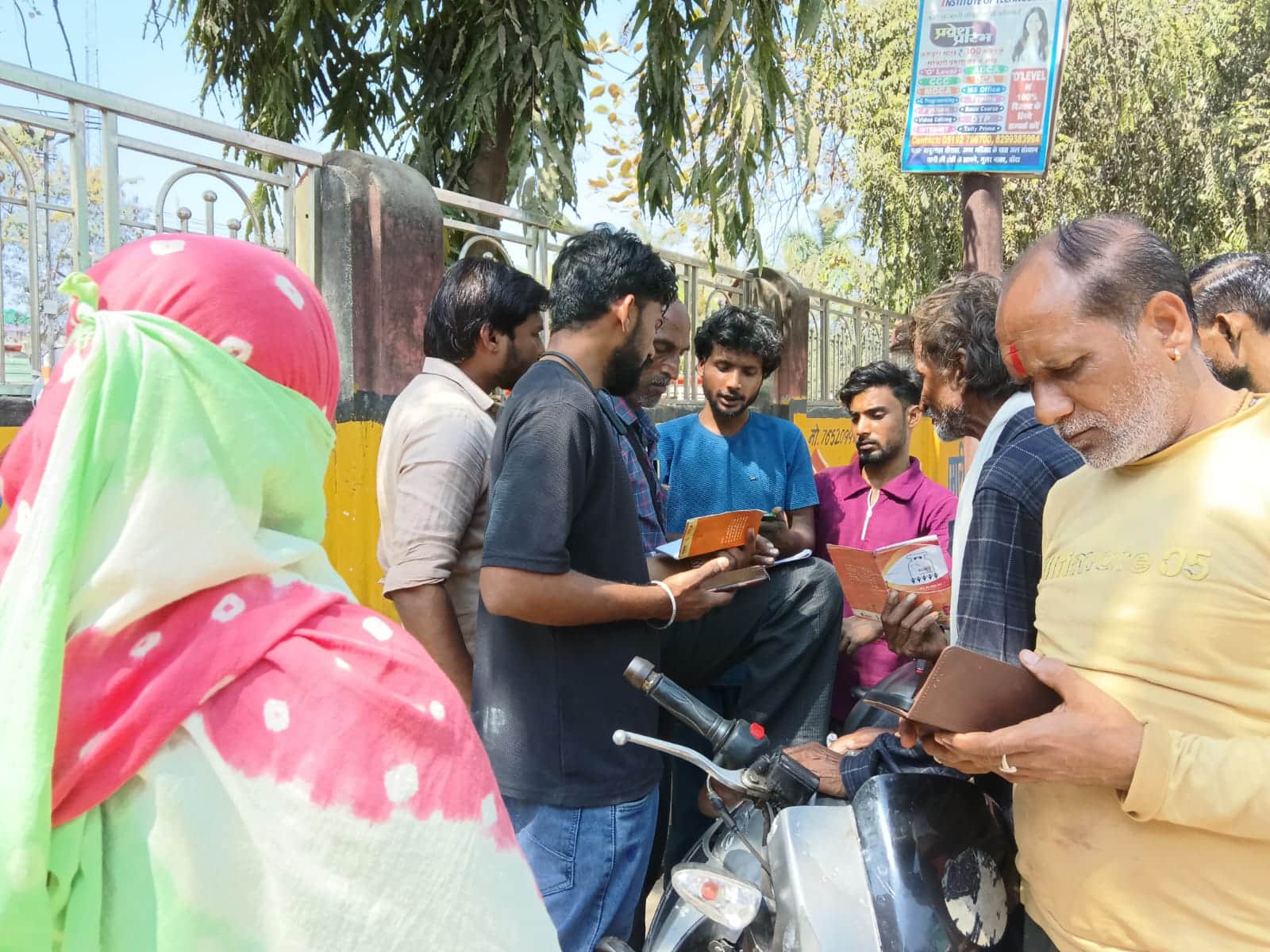 फोटो - 10 नगर पालिका की बाउंड्री से सटे गैस वितरण सेंटर पर पासबुक जमा करते ग्राहक। संवाद
