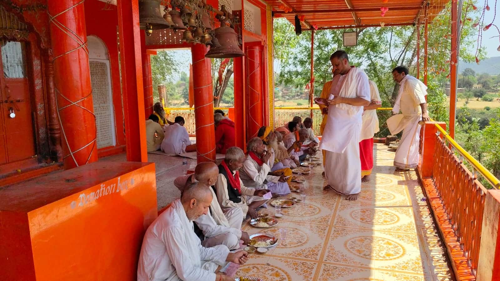 फोटो 10सीकेटीपी 24 बूढ़े हनुमानजी मंदिर में भंडारा ग्रहण करते भक्त। संवाद