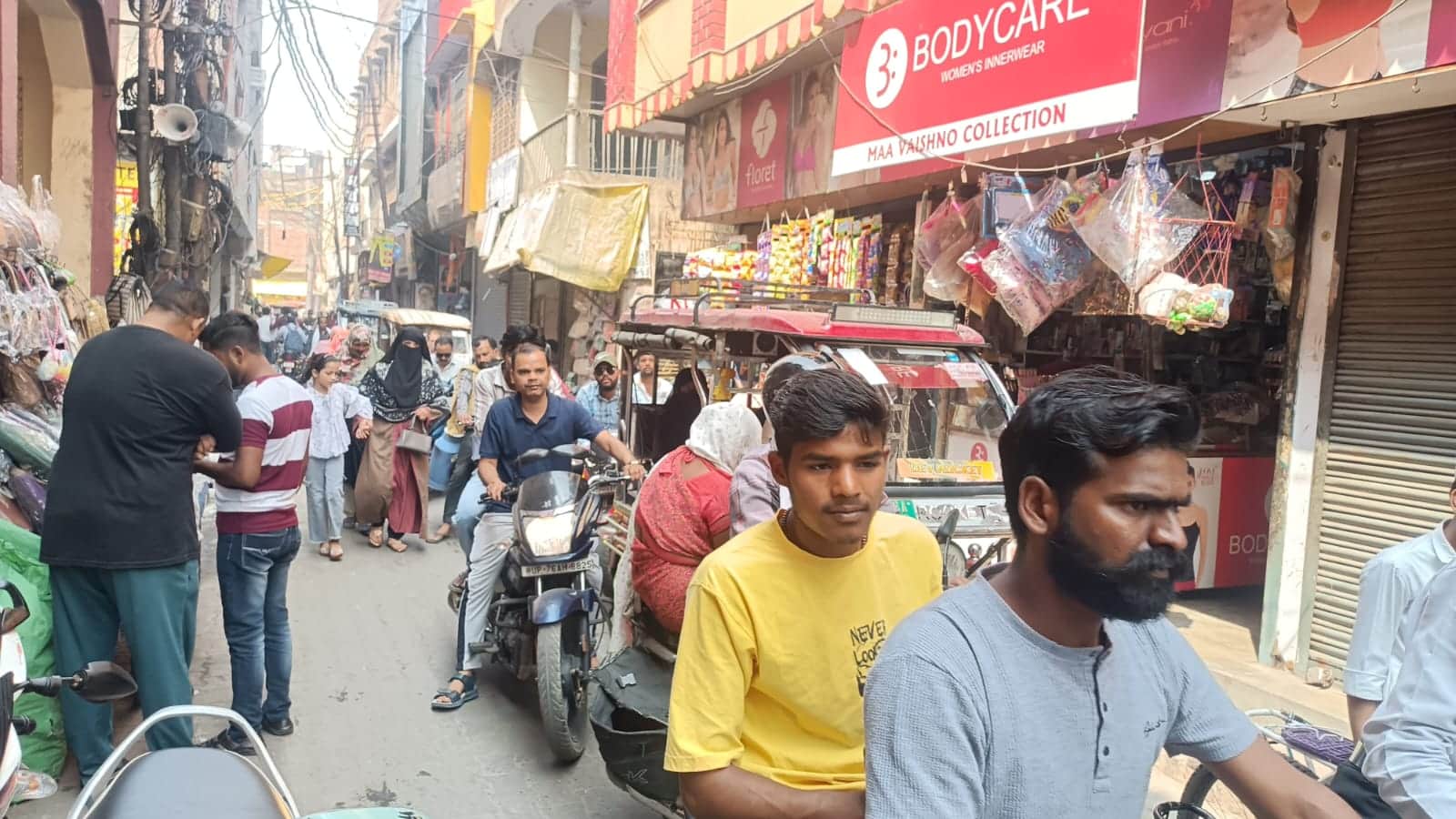 फोटो-31 स्टेट बैंक गली में ई-रिक्शा घुसने से लगा जाम। संवाद