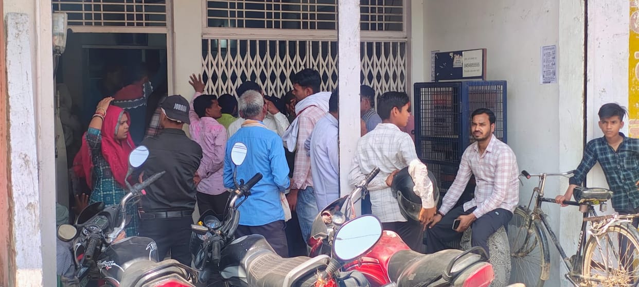 Due to non-receipt of OTP, people have to wait for hours for the cylinder.