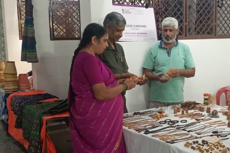 -फोटो 56 : मैसूर में आयोजित शिल्प बाजार में भाग लेते बहादुरगढ़ के सूर्यकांत बौंदवाल। स्रोत स्वयं