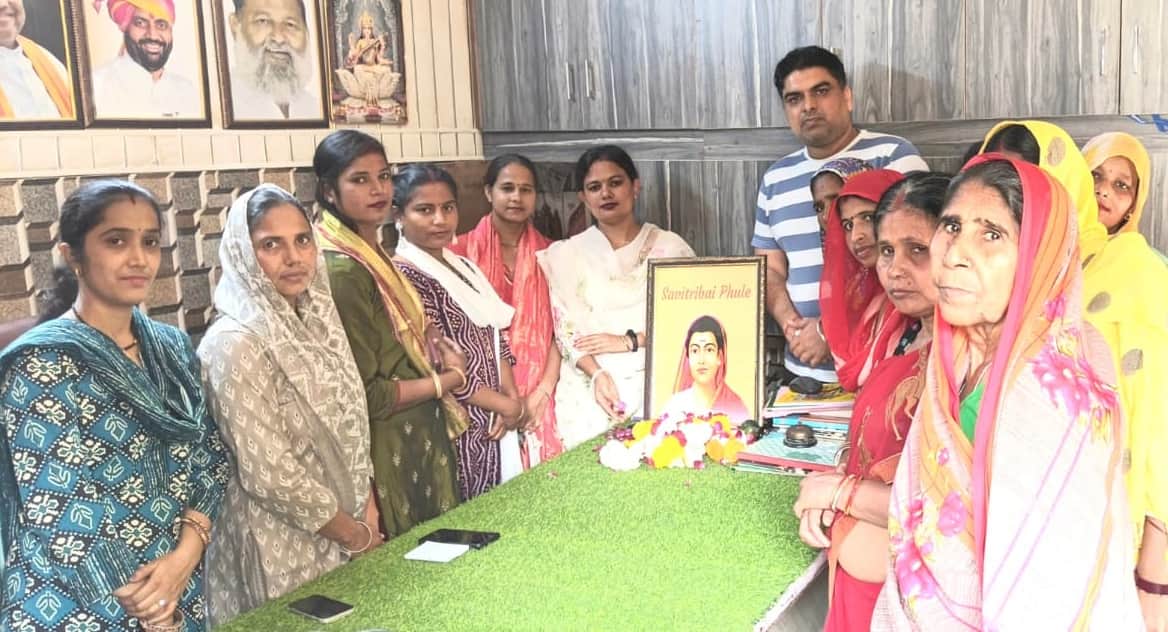 -फोटो 61 : सावित्रीबाई फुले को नमन करते भाजपा नेता जसबीर सैनी व महिलाएं। स्रोत आयोजक