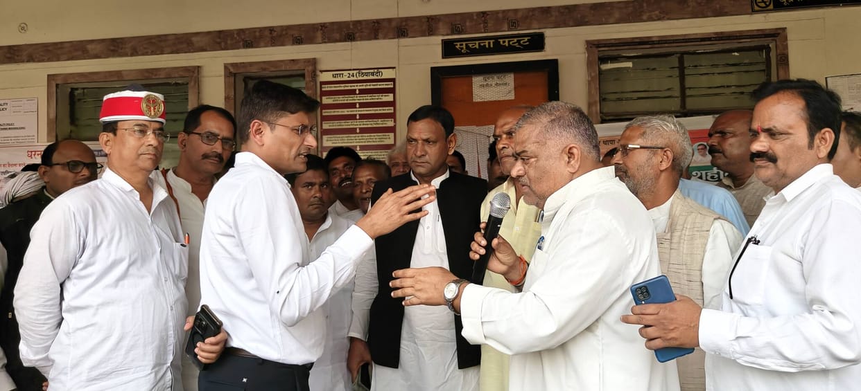 Congress workers' anger erupted over the insult to Kargil martyr