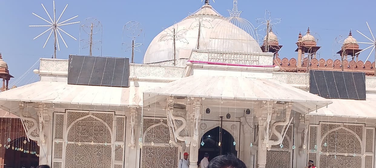 Agra: Urs of Salim Chishti started from the 20th fast of Ramadan, today the ritual of Gul, thousands of devotees participated, ziarat was organised.