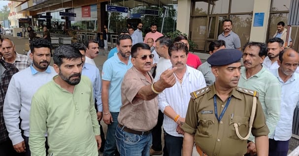 Kangra Airport Taxi Union protests against Tempo Traveller service