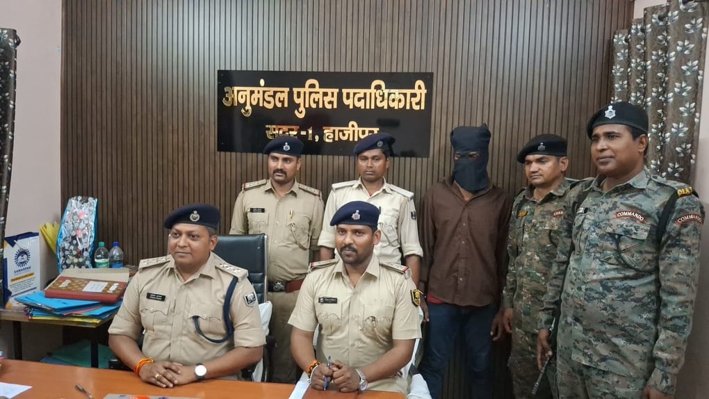 गिरफ्तार अपराधी के साथ पुलिस