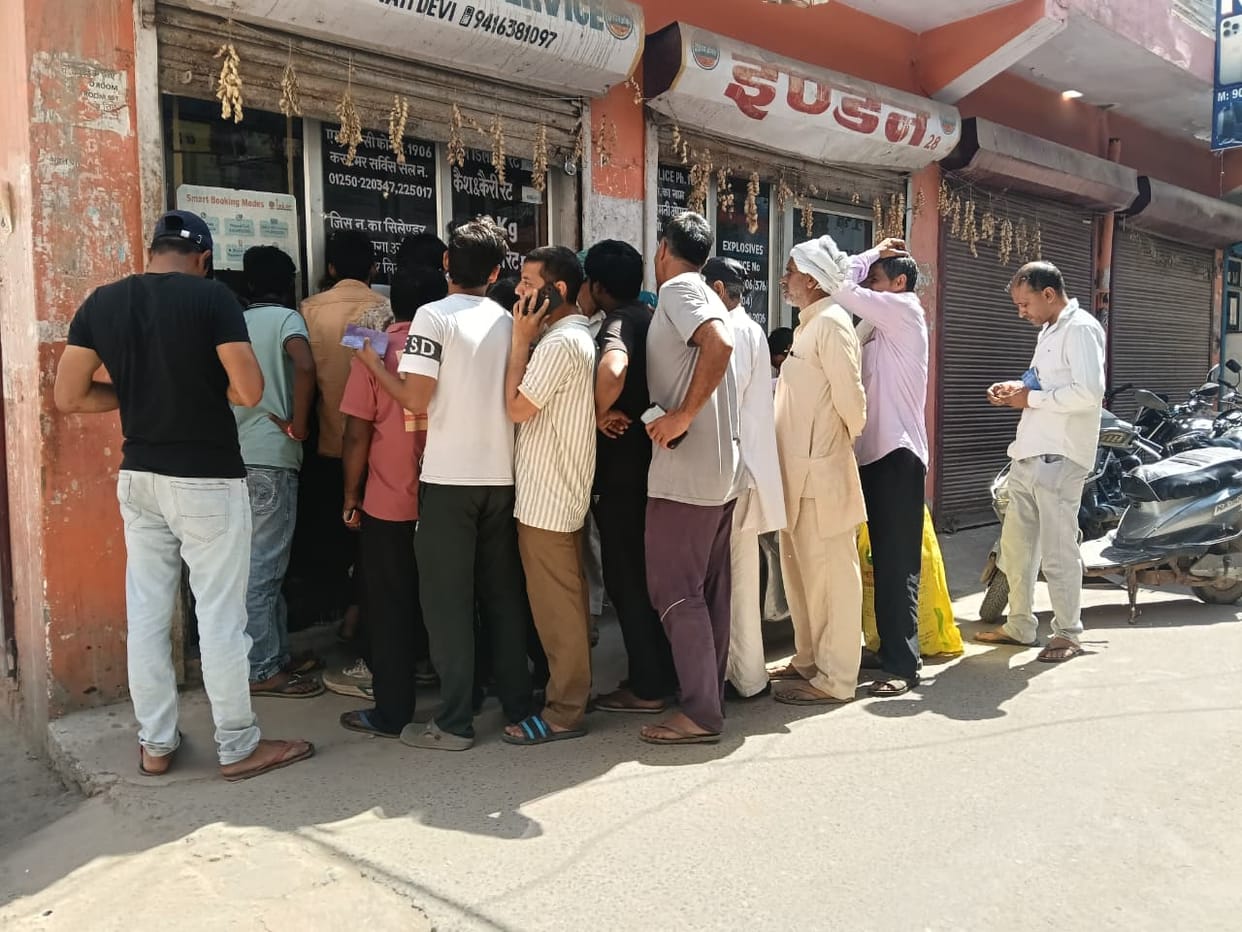 Domestic LPG cylinder bookings will now be open after 25 days, with consumers flocking to agencies for advance bookings