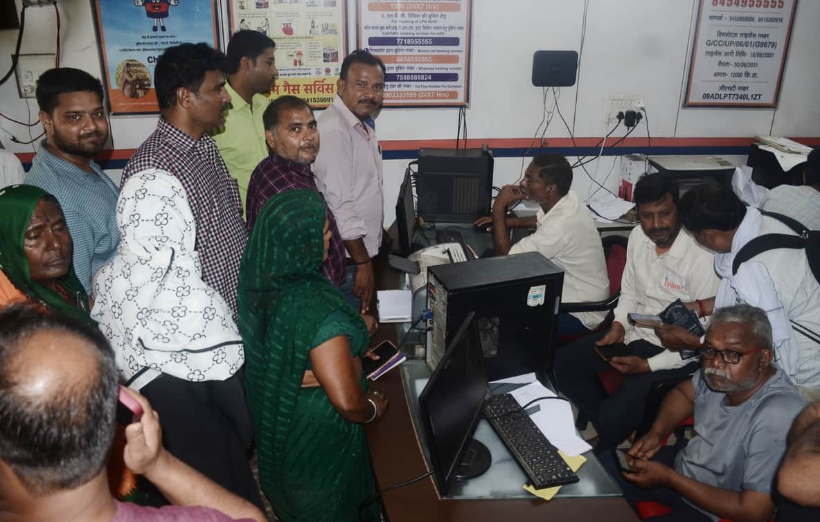 गैस एजेंसी पर गैस बुकिंग के लिए काउंटर पर लगी उपभोक्ताओं की भीड़। संवाद