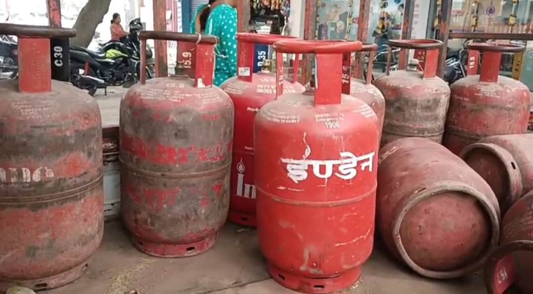 Gas crisis: Glass factories on verge of closure in Firozabad, prices of samosas and kachoris increased