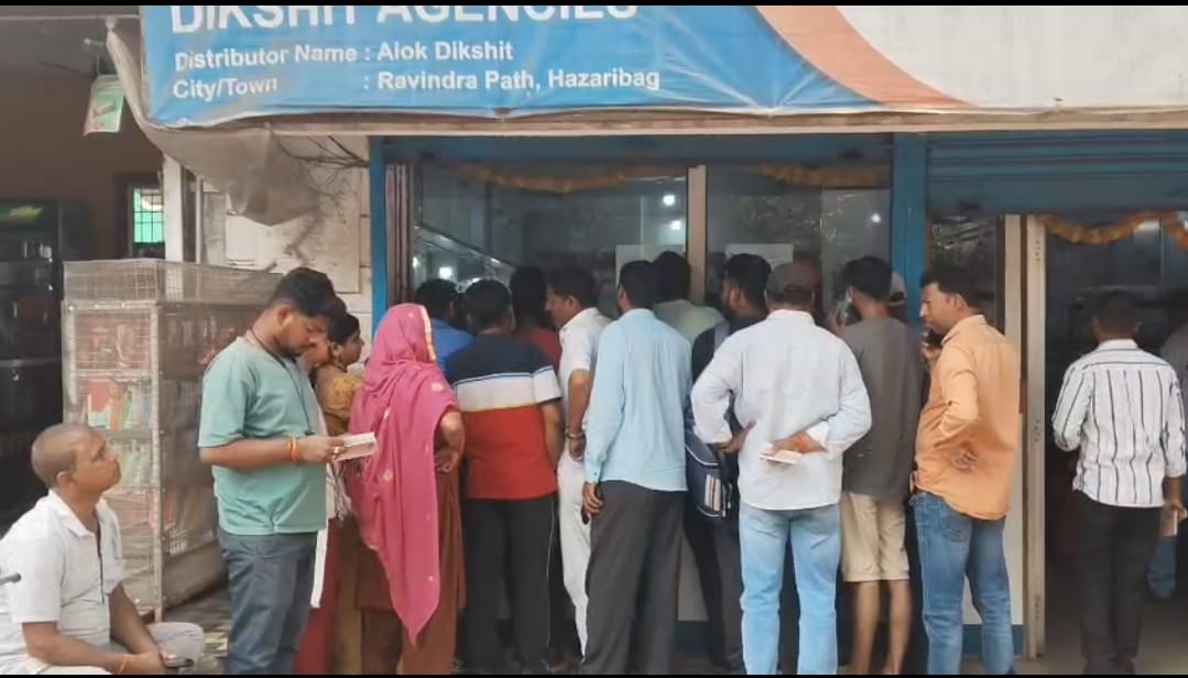 गैस सिलिंडर के लिए दुकान में लोगों की भीड़