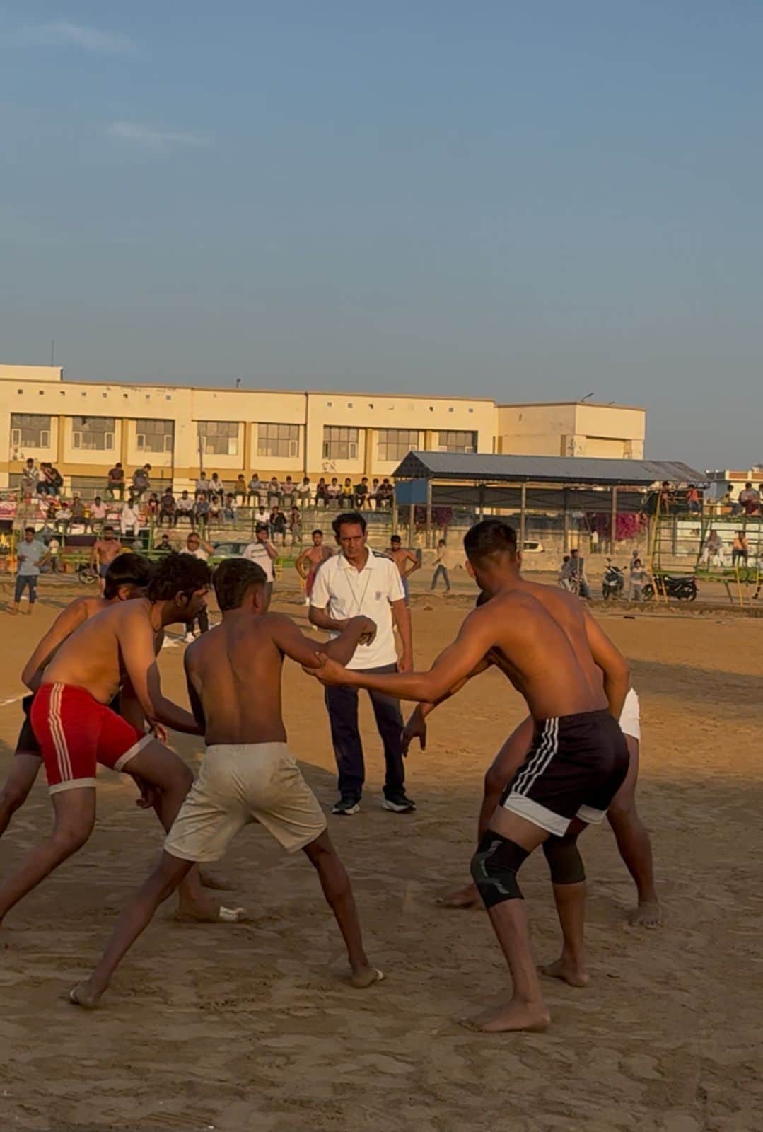 गांव मुंढाल में आयोजित कबड्डी स्पर्धा में भाग लेते खिलाड़ी।