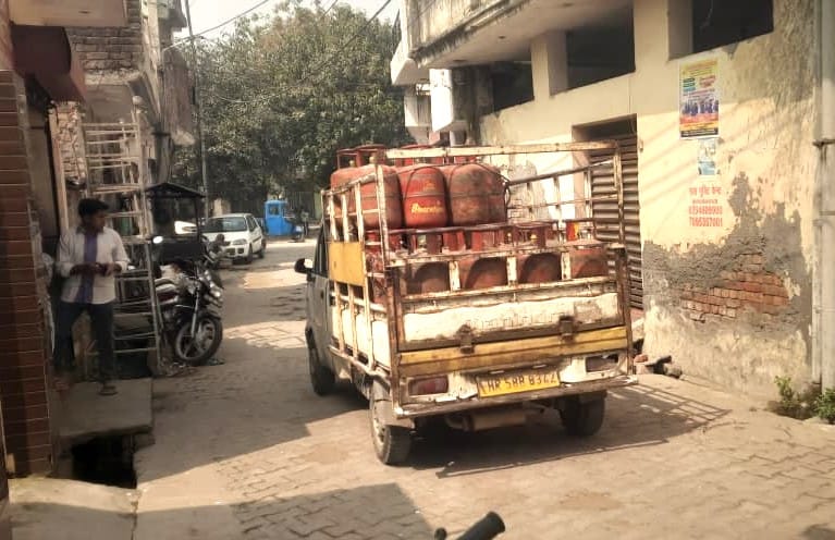 Commercial cylinders closed, crisis at dhabas