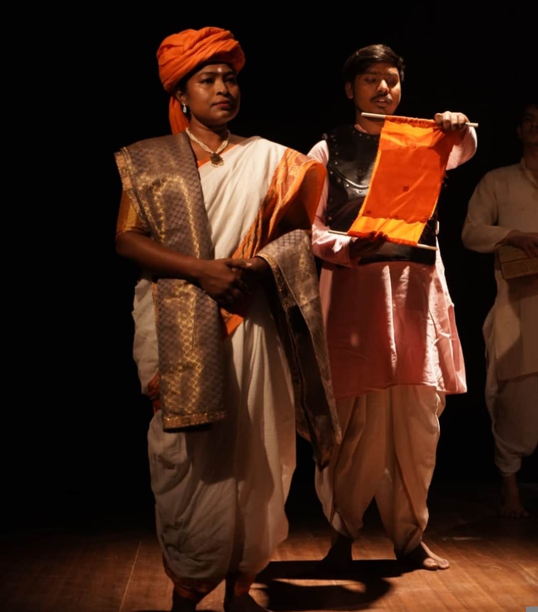 गढ़वाल विवि के चौरास परिसर में नाट्य प्रस्तुति देते कलाकार---स्रोत विवि