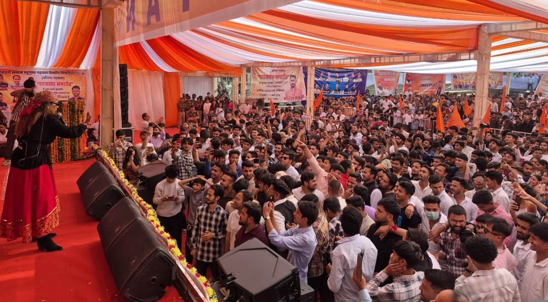 गढ़वाल विवि के प्रशासनिक भवन मैदान में आयोजित छात्र संघ समारोह में प्रस्तुति देती लोकगायिका प्रि