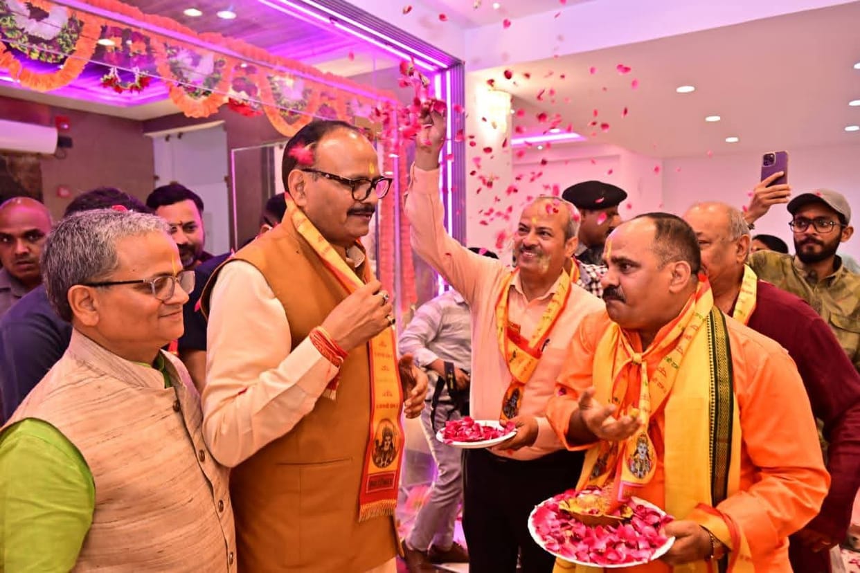 Holi was played with 100 kg of roses, Deputy Chief Minister Brajesh Pathak also reached there.
