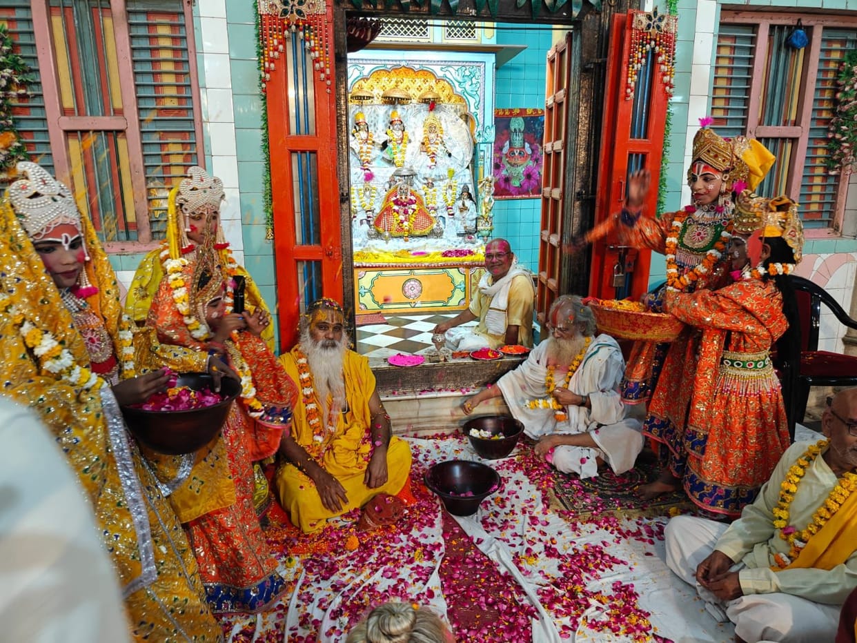 Saints celebrated a unique Holi with the images of Shri Ram and Sita