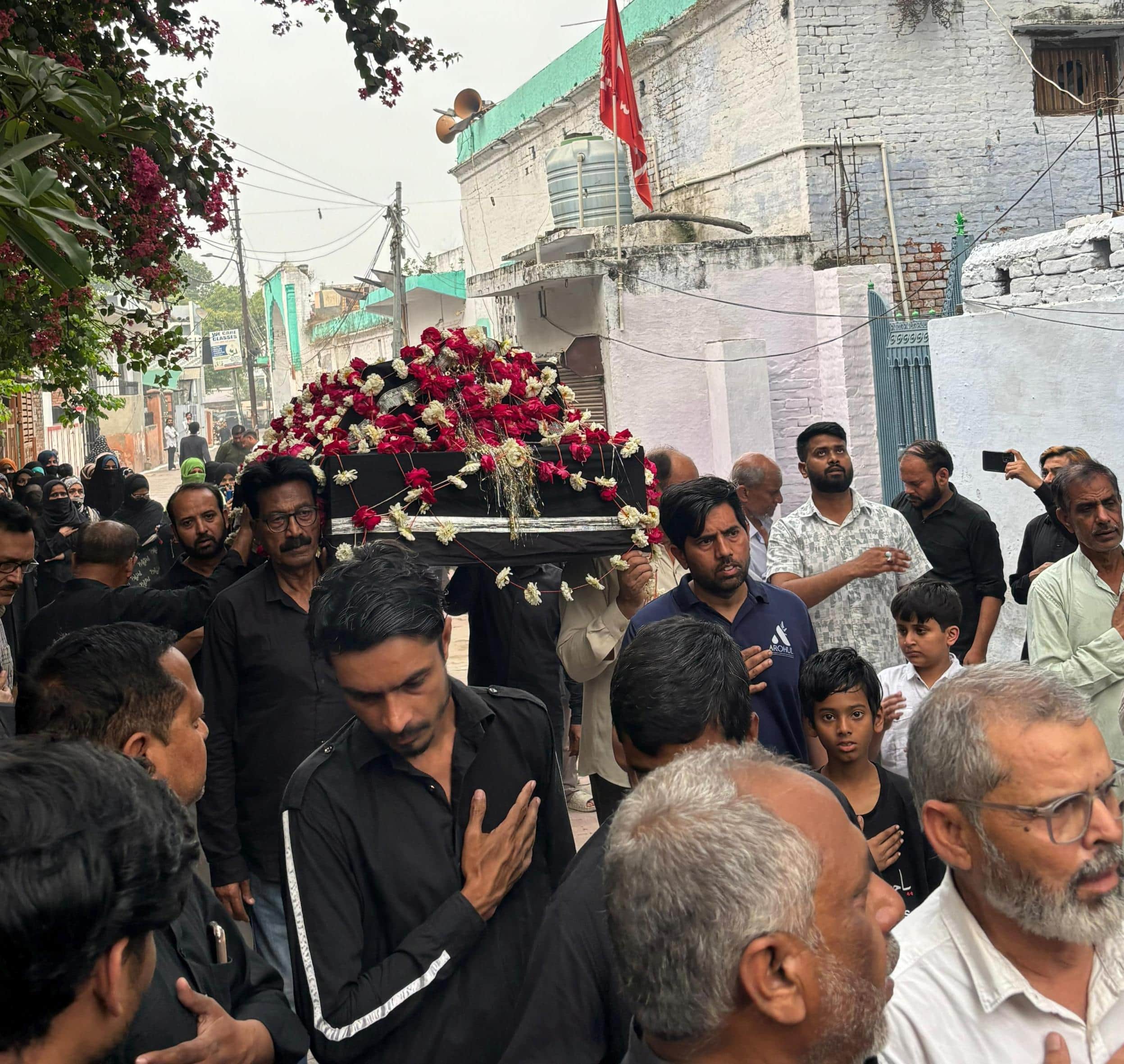 इक्कीसवीं रमजान के जुलूस में मातम करते लोग।