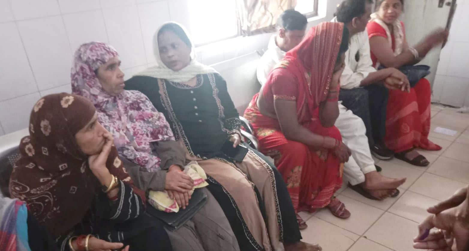 जिला अस्पताल में अपनी बारी का इंतजार करती महिला मरीज। संवाद
