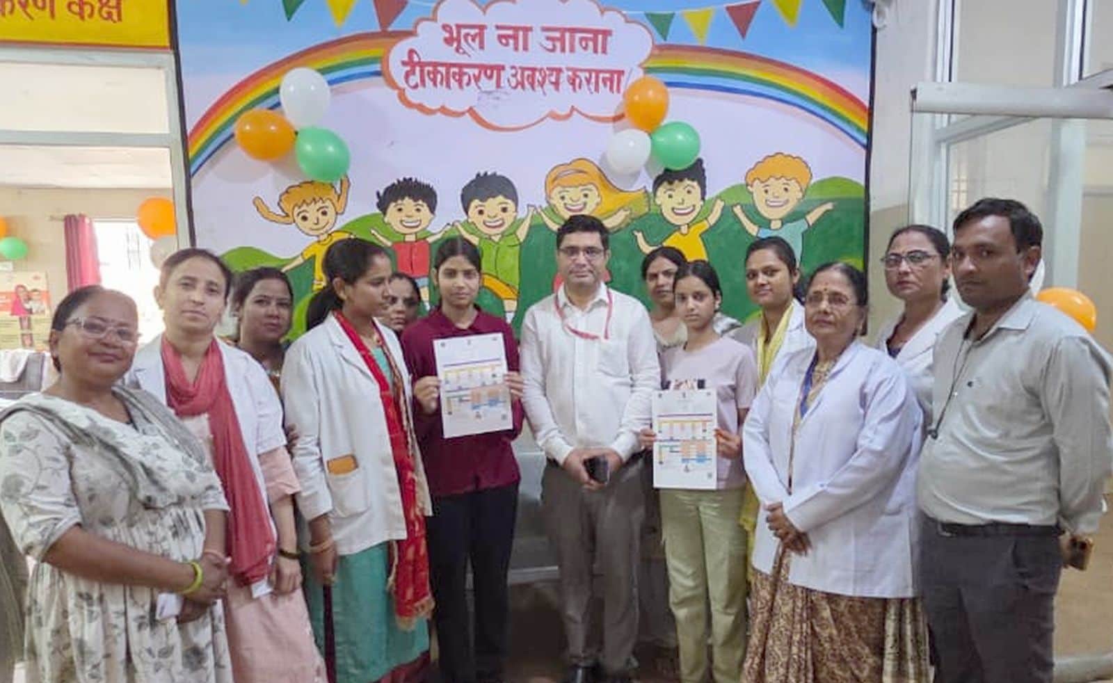 जिला महिला अस्पताल में टीकाकरण के बाद मौके पर मौजूद टीम व बच्चियां। स्रोत विभाग