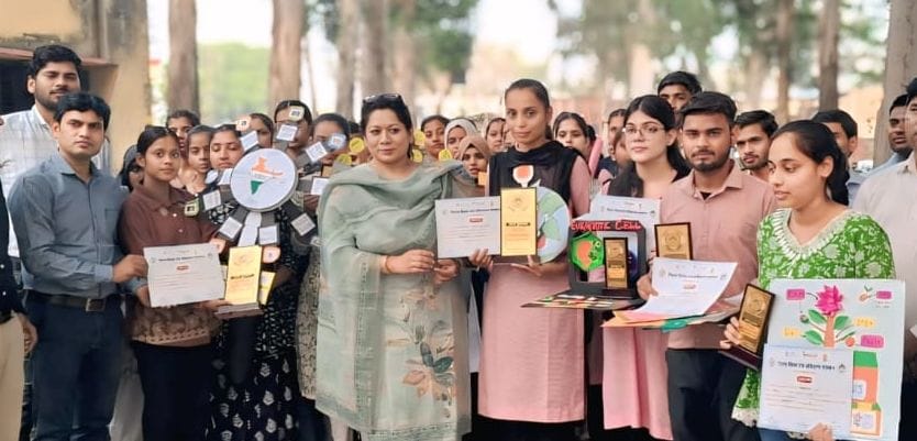 Akanksha and Shikha became winners in TLM making competition