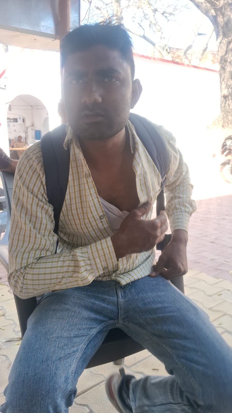 25,000 looted from finance company employee