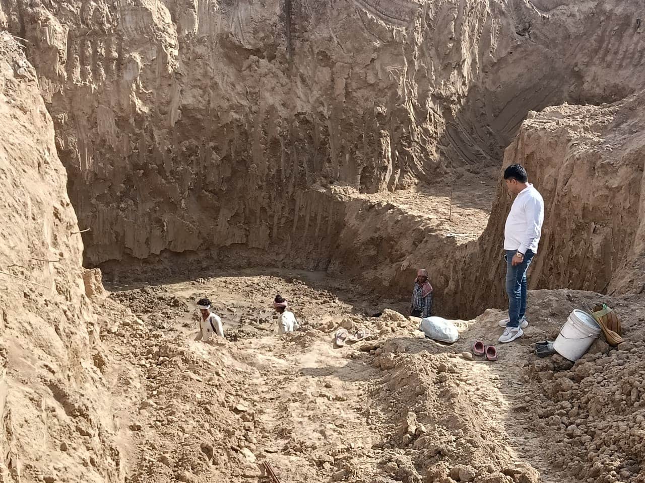 जनस्वास्थ्य विभाग के गोदाम में टैंक की खुदाई करते श्रमिक। 