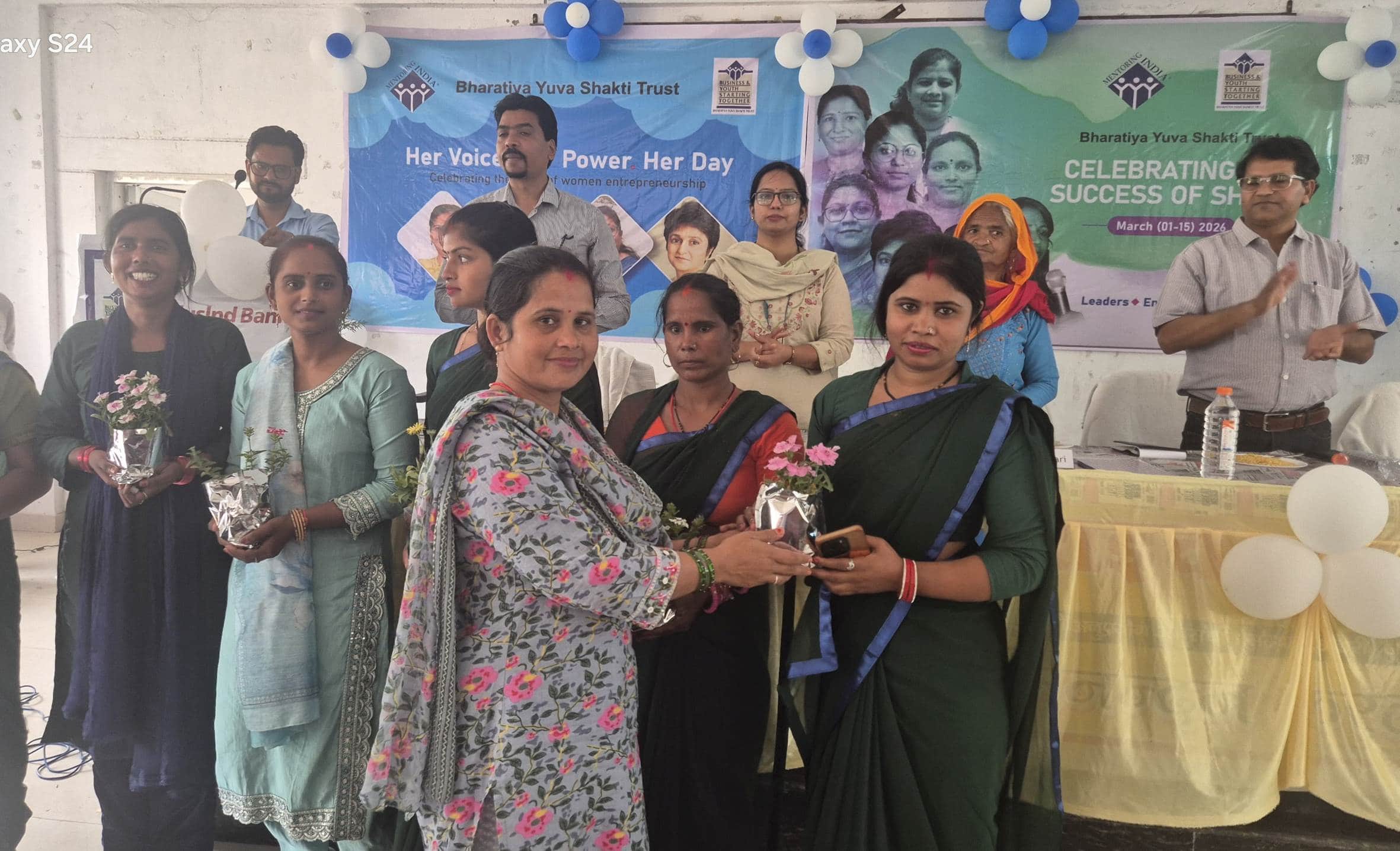 कृषि विज्ञान केंद्र में कार्यक्रम में महिलाओं को सम्मानित करतीं अतिथि।