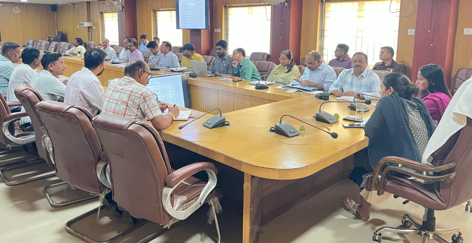 कलेक्टर ने कलेक्ट्रेट सभाकक्ष में ली बैठक