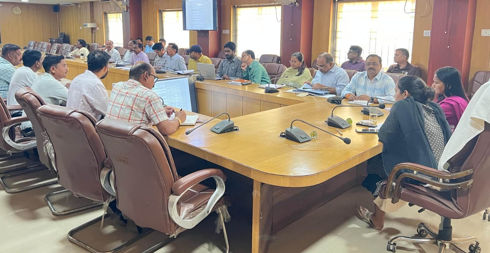 कलेक्टर ने कलेक्ट्रेट सभाकक्ष में ली बैठक