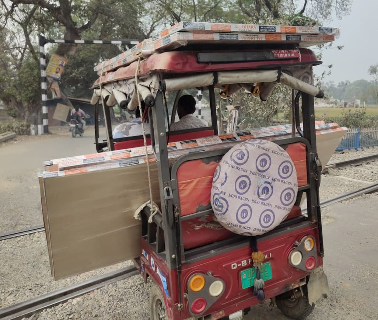 Passengers' lives in danger, e-rickshaws used to carry goods