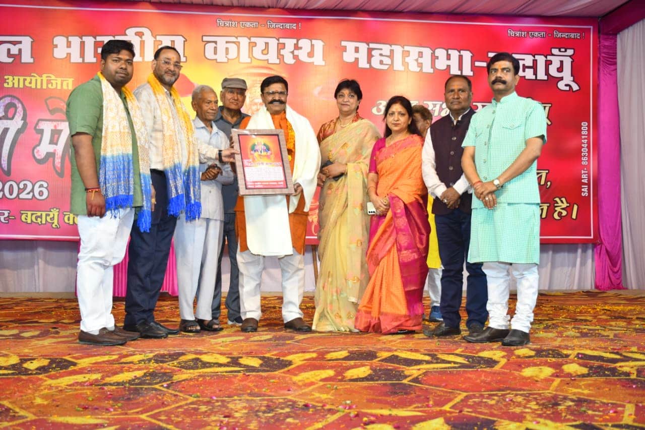 कायस्थ समाज के होली मेला में प्रबुद्वजनों को सम्मानित किया गया। स्रोत- आयोजक