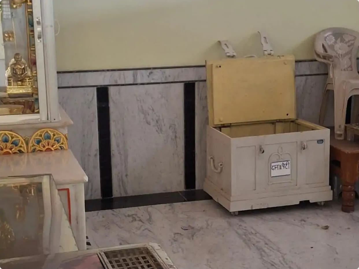 Theft of lakhs at Jain temple: Thieves take away idols, umbrellas, throne and cash