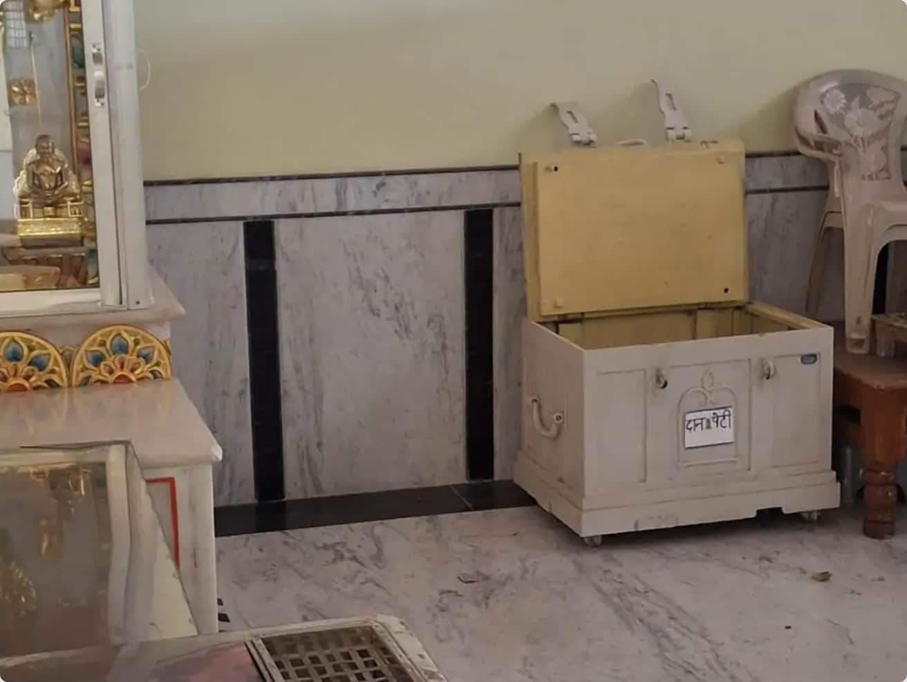 खुली पड़ी दानपेटी