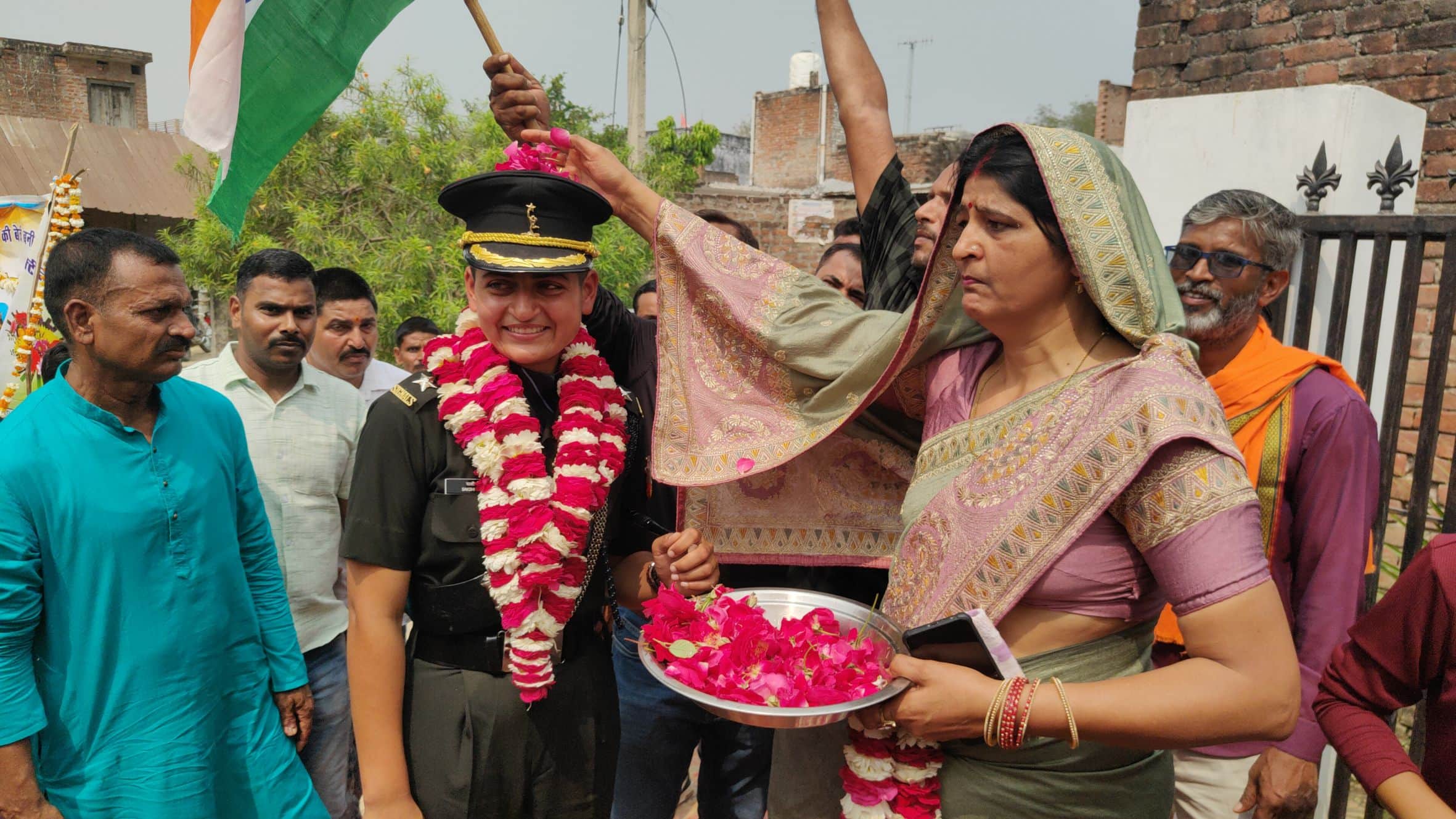 खीरों ब्लाॅक क्षेत्र के हरीपुर निहस्था गांव में बेटी लेफ्टिनेंट साक्षी सिंह का स्वागत करती मां 