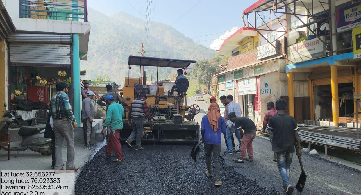 Work on laying tar on Lachauri-Bindokhi road begins
