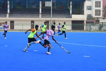 लालपुर स्टेडियम में हुई जिला स्तरीय हॉकी प्रतियोगिता में विवेक एकेडमी व सिगरा स्टेडियम के बीच ह