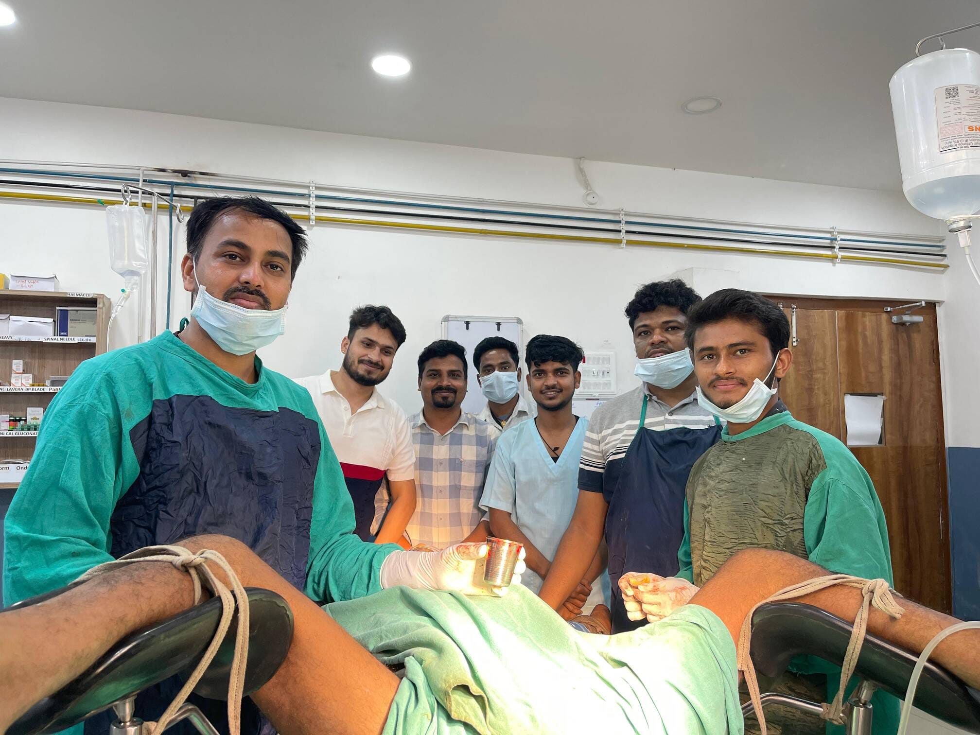 मरीज का इलाज करते डॉक्टर
