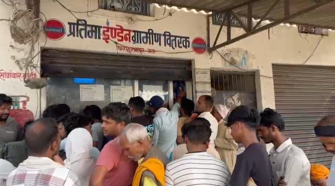 Crowds gathered as soon as the cylinder consignment arrived