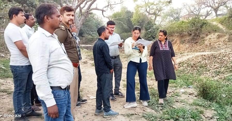 नाला का भौतिक सत्यापन करती दिल्ली से आई राष्ट्रीय स्वच्छ गंगा मिशन की टीम। स्रोत सूचना विभाग