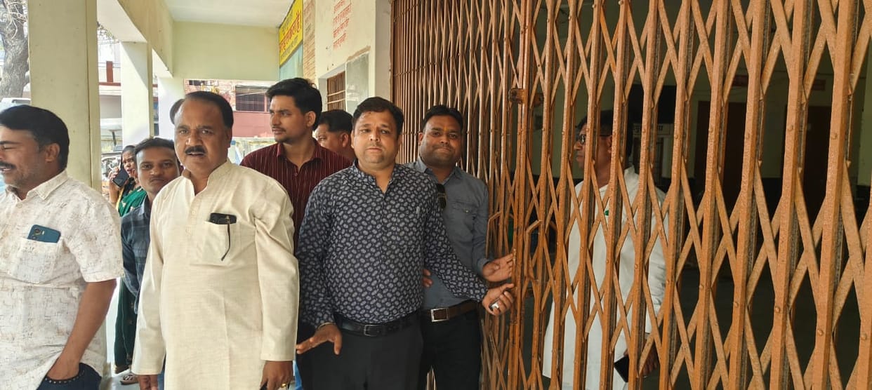 Councilors held the Municipal Chairman and his staff hostage.