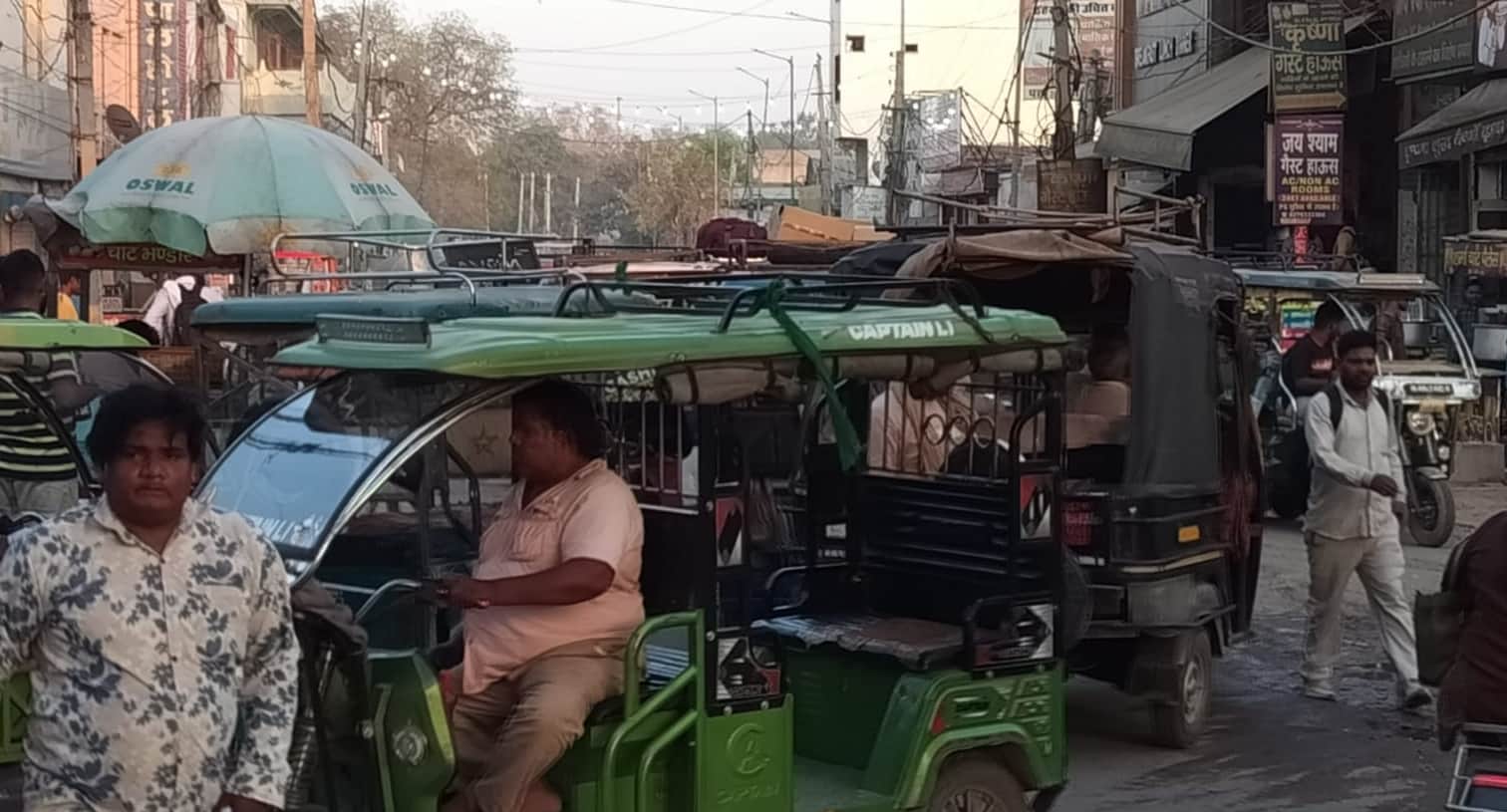रेलवे स्टेशन के बाहर ऑटो व ई रिक्शा के कारण लगा जाम।