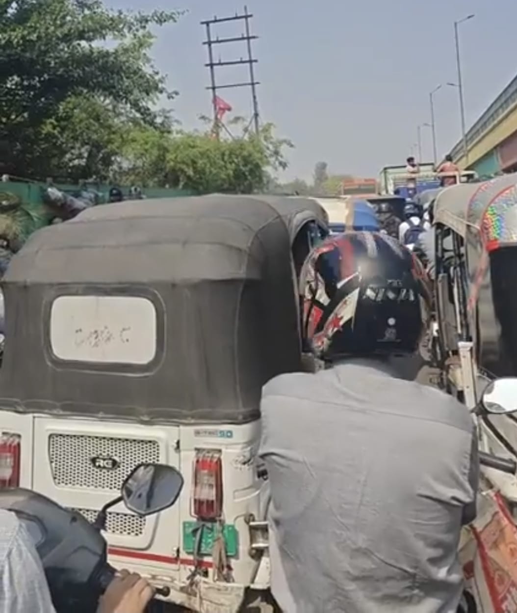 A truck breakdown on the highway caused traffic jams, delaying students from arriving for their exams by two and a half hours.