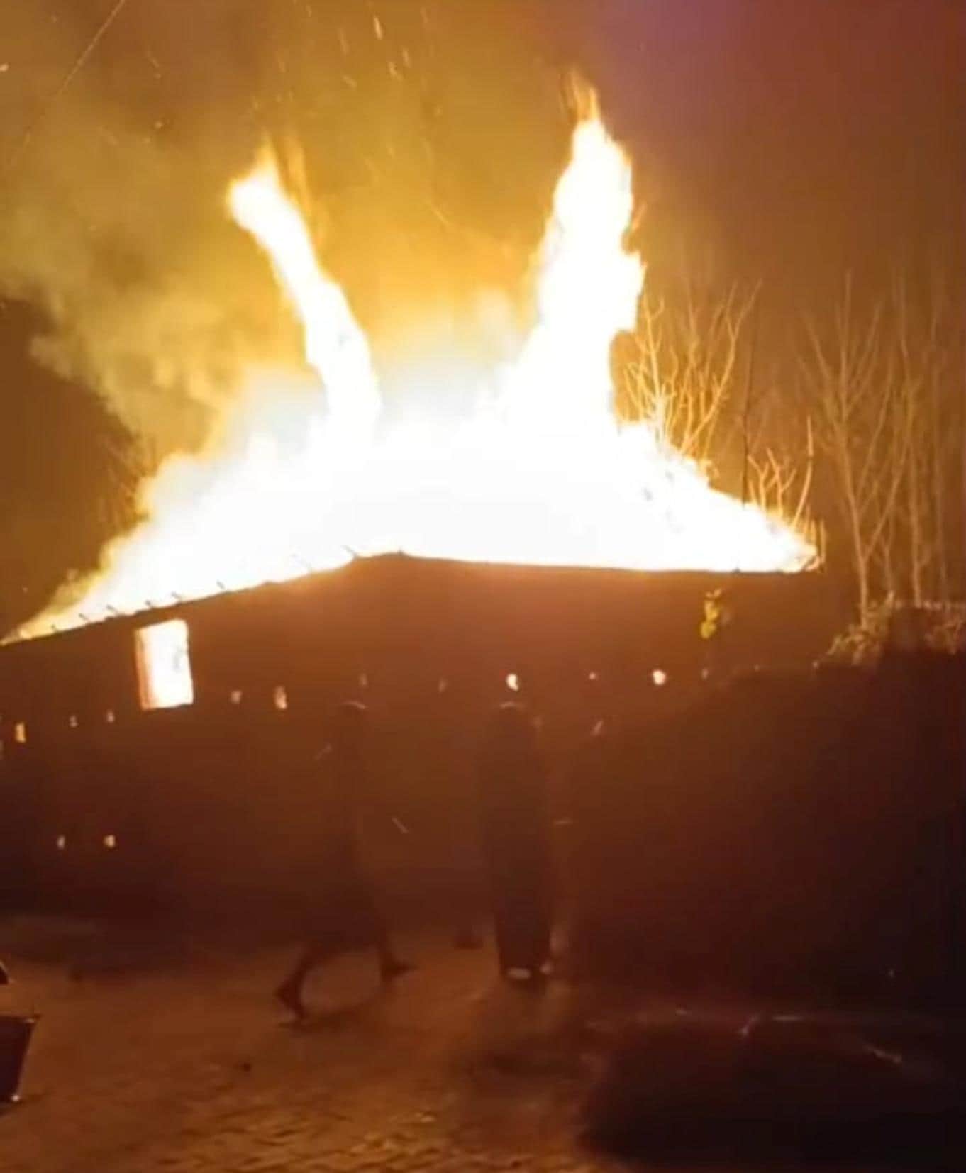 रामगांव थानाक्षेत्र में अग्निकांड के दौरान जलता मड़हा।