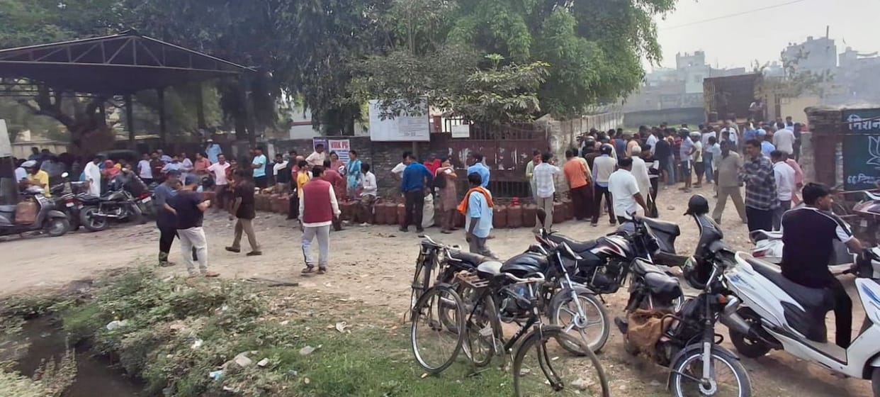 Gas cylinders lined up from 2 a.m. ... Amid the jostling, police escorted supplies.