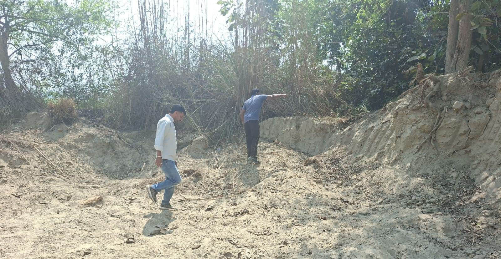 सिंभावली क्षेत्र के गांव खुडलिया के जंगल में तेंदुए के निशान तलाशते वन विभाग के कर्मी। स्रोत वि